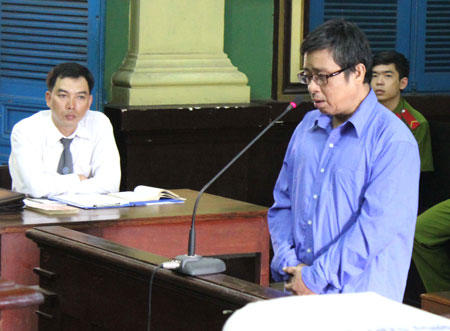 Bị c&aacute;c Phạm Hữu Phước trước v&agrave;nh m&oacute;ng ngựa