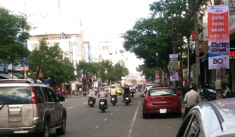 C&ugrave;ng với c&aacute;c hoạt động n&agrave;y, B&aacute;o Giao th&ocirc;ng tổ chức đo&agrave;n thăm hỏi, tặng qu&agrave; nạn nh&acirc;n TNGT từ Quỹ chung tay v&igrave; ATGT.