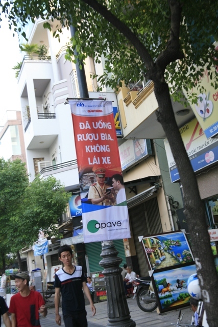 Chương tr&igrave;nh ho&agrave;n to&agrave;n mang t&iacute;nh chất x&atilde; hội h&oacute;a, do c&aacute;c tổ chức, c&aacute; nh&acirc;n, doanh nghiệp chung tay tuy&ecirc;n truyền g&oacute;p phần n&acirc;ng cao nhận thức, &yacute; thức người d&acirc;n khi tham gia giao th&ocirc;ng. Trong đ&oacute; c&oacute; sự tham gia của Tập đo&agrave;n APAVE, C&ocirc;ng ty TNHH Gi&agrave;y BQ , C&ocirc;ng ty TNHH Tiến Thu C&ocirc;ng ty TNHH Thương mại v&agrave; x&acirc;y dựng Quốc Thắng, C&ocirc;ng ty CP Tư vấn v&agrave; đầu tư ECC, C&ocirc;ng ty TNHH Tuấn Th&agrave;nh, C&ocirc;ng ty TNHH Nam Cường Tiến...