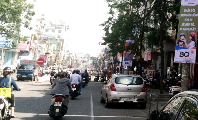 Tr&ecirc;n thế giới, mỗi ng&agrave;y c&oacute; h&agrave;ng ng&agrave;n người bị chết, bị thương v&igrave; TNGT. Theo Tổ chức Y tế thế giới (WHO) mỗi năm tai nạn giao th&ocirc;ng cướp đi sinh mạng của khoảng 1,2 triệu người chết v&agrave; l&agrave;m bị thương khoảng 50 triệu người, để lại hậu quả to lớn, dai dẳng cho gia đ&igrave;nh v&agrave; x&atilde; hội, ảnh hưởng nghi&ecirc;m trọng đến cơ hội ph&aacute;t triển của cộng đồng, quốc gia