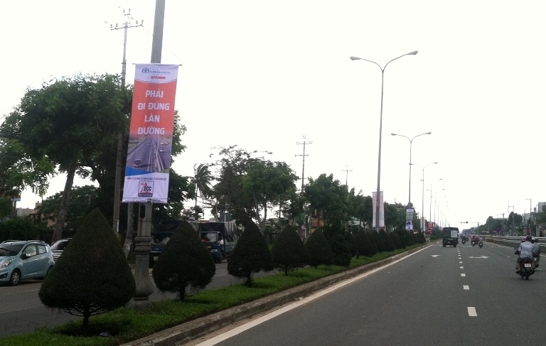 Tại Việt Nam, TNGT l&agrave; thực trạng kh&aacute; nhức nhối, để lại hậu quả nặng nề cho c&aacute;c gia đ&igrave;nh nạn nh&acirc;n, người th&acirc;n v&agrave; to&agrave;n x&atilde; hội. Trong đ&oacute;, phần lớn nguy&ecirc;n nh&acirc;n do người tham gia giao th&ocirc;ng chủ quan, thiếu &yacute; thức chấp h&agrave;nh quy định trật tự ATGT.