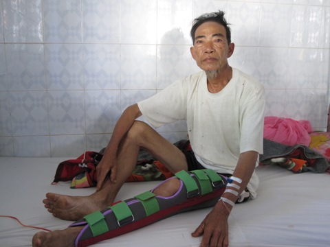 &Ocirc;ng Đinh Minh Đường (69 tuổi, th&ocirc;n Giang T&acirc;n, x&atilde; Ea P&uacute;k, Kr&ocirc;ng Năng) nhập viện v&igrave; heo rừng hơn 120kg tấn c&ocirc;ng