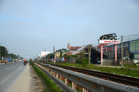 Chiếc biển được dựng tr&ecirc;n đất của doanh nghiệp nhưng lại người tham gia giao th&ocirc;ng tr&ecirc;n QL1A c&oacute; thể thấy rất r&otilde;