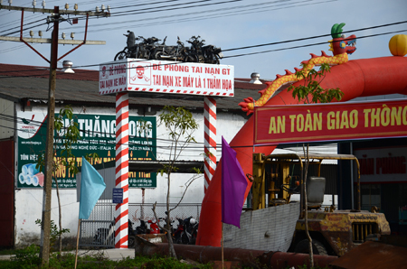 Chiếc biển cảnh b&aacute;o tai nạn thứ 2 được dựng l&ecirc;n từ rất nhiều những chiếc xe m&aacute;y đ&atilde; hư hỏng sau TNGT