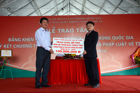 &Ocirc;ng Định trao