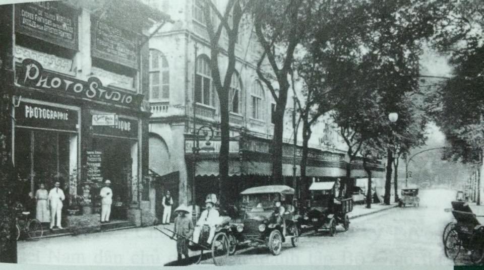 Những chiếc xe kh&aacute;ch đầu ti&ecirc;n tại Việt Nam đầu những năm 1920.