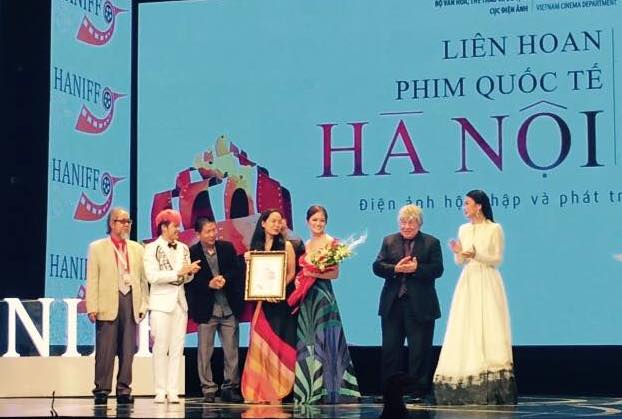 BGK khảo trao giải thưởng cho đo&agrave;n l&agrave;m phim Đập c&aacute;nh giữa kh&ocirc;ng trung