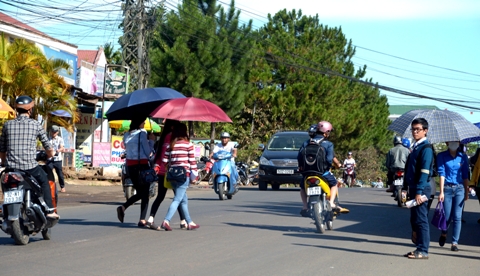 Sinh viên thoải mái băng qua đường vì không có biển báo giao thông