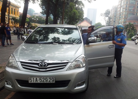 Thanh tra giao th&ocirc;ng kiểm tra giấy tờ xe của t&agrave;i xế T&acirc;m