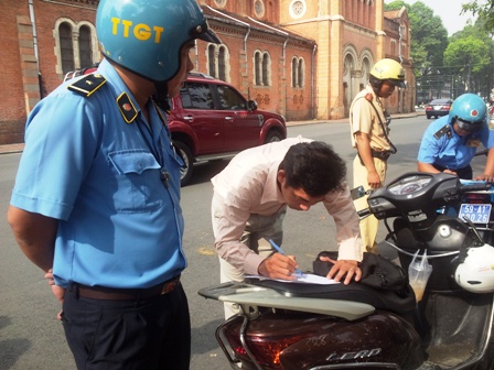 Kh&aacute;ch h&agrave;ng viết tường tr&igrave;nh về sự việc 