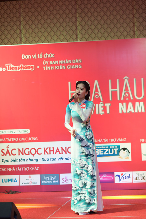 Một số thí sinh lựa chọn thể hiện ca khúc hát về biển đảo, quê hương đất nước.