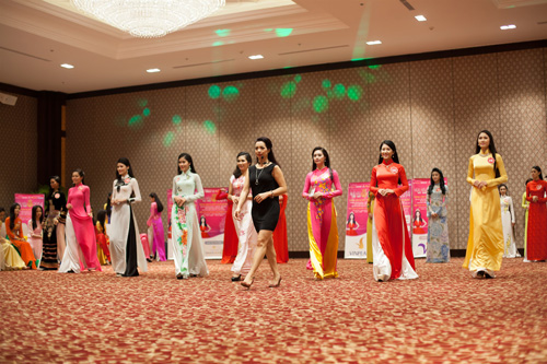 Tr&igrave;nh diễn trang phục &aacute;o d&agrave;i v&agrave; dạ hội l&agrave; những kỹ năng v&ocirc; c&ugrave;ng quan trọng sẽ gi&uacute;p c&aacute;c th&iacute; sinh tỏa s&aacute;ng trong đ&ecirc;m chung kết. Ch&iacute;nh v&igrave; vậy, trong hai buổi tập n&agrave;y, c&aacute;c th&iacute; sinh đều được y&ecirc;u cầu mặc trang phục &aacute;o d&agrave;i v&agrave; dạ hội để l&agrave;m quen với s&acirc;n khấu.