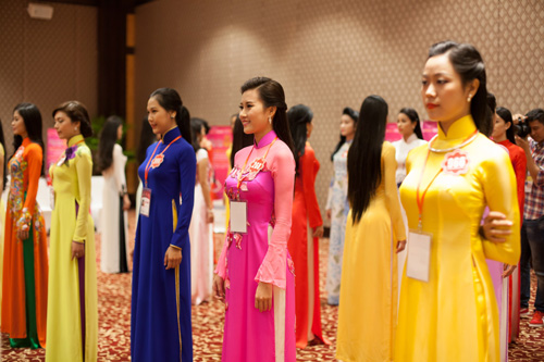 C&aacute;c kỹ năng tr&igrave;nh diễn &aacute;o d&agrave;i đ&atilde; được cựu người mẫu Th&uacute;y Hằng truyền đạt tới c&aacute;c th&iacute; sinh. 