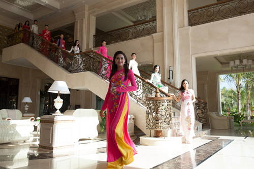  Hỗ trợ cho cựu người mẫu Th&uacute;y Hằng trong buổi tập ng&agrave;y h&ocirc;m nay tiếp tục l&agrave; người đẹp Trương T&ugrave;ng Lan v&agrave; chuy&ecirc;n gia Hải Phạm của c&ocirc;ng ty BB Academy & Entertainment.