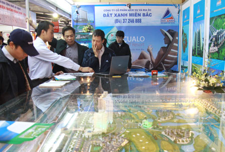 Kh&aacute;ch t&igrave;m mua nh&agrave; tại địa điểm giao dịch của C&ocirc;ng ty CP Dịch vụ v&agrave; địa ốc Đất Xanh Miền BắcẢnh: Li&ecirc;n Anh