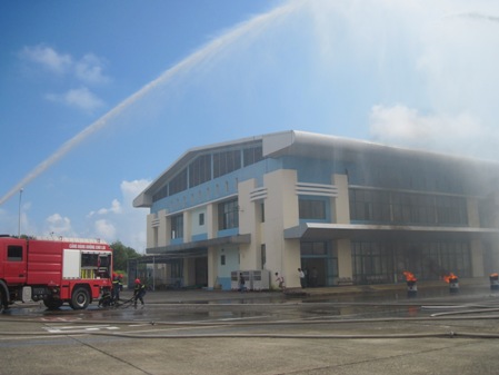 C&aacute;c h&agrave;nh kh&aacute;ch hốt hoảng chạy khỏi hiện trường khi lực lượng cứu hộ đến giải tho&aacute;t