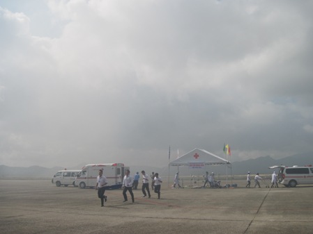 C&aacute;c nh&acirc;n vi&ecirc;n y tế c&oacute; mặt kịp thời v&agrave;o đưa c&aacute;c nạn nh&acirc;n ra ngo&agrave;i