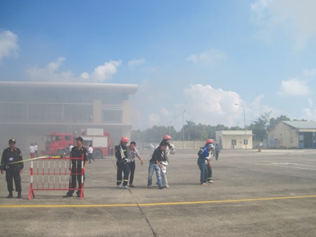 Nhiều người mắc kẹt, nh&acirc;n vi&ecirc;n cứu hộ phải lao v&agrave;o tận trong để đưa ra ngo&agrave;i