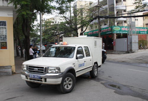 Xe chở Nguyễn Đức Ki&ecirc;n đến T&ograve;a &aacute;n nh&acirc;n d&acirc;n Tối cao tại H&agrave; Nội l&uacute;c 7 giờ s&aacute;ng nay. Ảnh: Thanh ni&ecirc;n