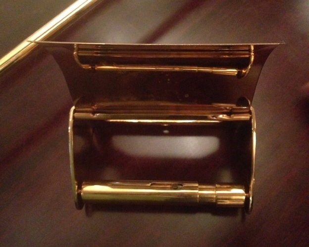 Ngay cả hộp đựng cuộn giấy vệ sinh cũng d&aacute;t v&agrave;ng