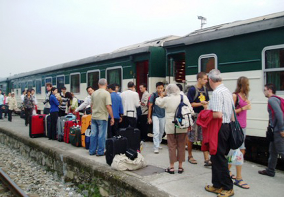 Từ 1/12, gi&aacute; v&eacute; t&agrave;u H&agrave; Nội - L&agrave;o Cai giảm từ 16-23%