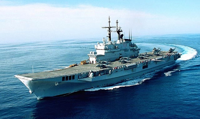 T&agrave;u s&acirc;n bay Giuseppe Garibaldi (số hiệu 551) được đặt lườn ng&agrave;y 26.3.1981, ho&agrave;n th&agrave;nh 11.6.1983, do h&atilde;ng Fincantieri (Italcantieri) chế tạo tại xưởng đ&oacute;ng t&agrave;u Monfalcone tr&ecirc;n vịnh Trieste, ch&iacute;nh thức hoạt động ng&agrave;y 30.9. 1985.