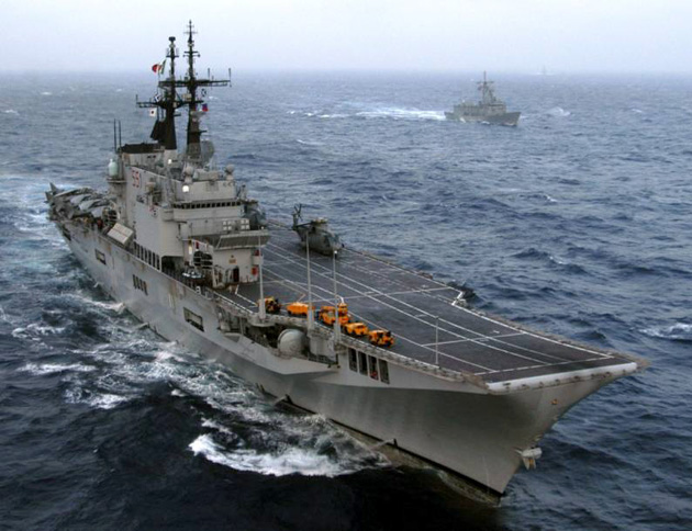 Boong t&agrave;u kiểu nhảy cầu được thiết kế nghi&ecirc;ng 4 độ cho m&aacute;y bay cất c&aacute;nh đường băng ngắn (STOL), d&agrave;i 174 m (571 ft) v&agrave; rộng 30,4 m (100 ft).