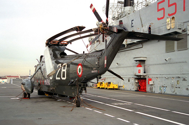 Trực thăng SH-3 Sea King tr&ecirc;n boong t&agrave;u Giuseppe Garibaldi. 