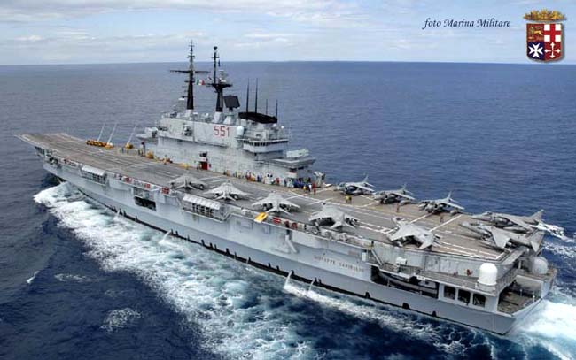 M&aacute;y bay mang theo: 16 chiếc ti&ecirc;m k&iacute;ch &ndash; n&eacute;m bom tr&ecirc;n hạm AV-8B Harrier II v&agrave; 2 m&aacute;y bay trực thăng trinh s&aacute;t - cứu hộ; hoặc 18 trực thăng Augusta SH-3D / AgustaWestland AW101 (ASW, ASH v&agrave; AEW).  