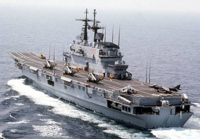 C&oacute; một đạo luật quy định chỉ c&oacute; kh&ocirc;ng qu&acirc;n Italy được sử dung m&aacute;y bay c&oacute; c&aacute;nh cố định, hải qu&acirc;n chỉ được sử dụng trực thăng, khiến cho từ khi đi v&agrave;o hoạt động đến năm 1989, t&agrave;u s&acirc;n bay Giuseppe Garibaldi 551 chỉ mang trực thăng. Sau khi lệnh cấm được dỡ bỏ v&agrave;o năm 1989, t&agrave;u đ&atilde; được trang bị m&aacute;y bay chiến đấu c&aacute;nh cố định Harrier II. 