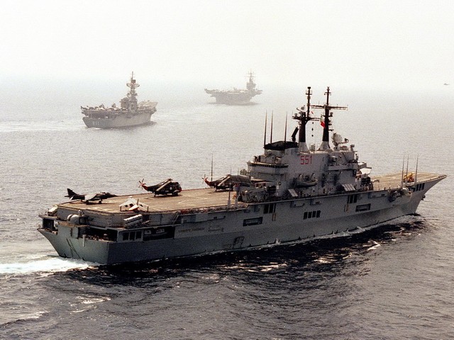 Đường băng tr&ecirc;n boong cho ph&eacute;p 6 trực thăng cất hạ c&aacute;nh c&ugrave;ng l&uacute;c, khu vực cất - hạ c&aacute;nh c&oacute; k&iacute;ch thước kh&aacute; lớn so với c&aacute;c loại m&aacute;y bay mang theo, đ&aacute;p ứng tốt nhu cầu hoạt động của cả loại cường k&iacute;ch cất c&aacute;nh đường băng ngắn v&agrave; hạ c&aacute;nh thẳng đứng như AV-8B Harrier.