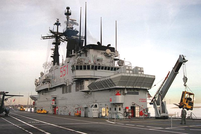 Cảm biến v&agrave; hệ thống xử l&yacute;: radar tầm xa MM / SPS-768 (RAN 3L); radar cảnh b&aacute;o sớm SPS-774 (RAN-10S); radar cảnh b&aacute;o sớm AN / SPS-52C; radar t&igrave;m kiếm bề mặt SPS-702 Cora; Radar dẫn đường SPN-749; Radar tiếp cận SPN-728; radar điều khiển hỏa lực RTN-30; radar kiểm so&aacute;t hỏa lực RTN-10X. Hệ thống sonar lắp trong th&acirc;n DE 1160 LF. Hệ thống chiến tranh điện tử tr&ecirc;n t&agrave;u gồm: hệ thống g&acirc;y nhiễu SLQ-732; ph&oacute;ng mồi Sclar; Hệ thống chống ngư l&ocirc;i SLAT; mồi bẫy ngư l&ocirc;i dạng k&eacute;o theo t&agrave;u SLQ-25 Nixie. 