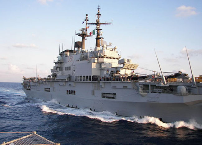 Thiết bị đối ph&oacute; c&ograve;n c&oacute; 2 bộ s&uacute;ng Sclar chuy&ecirc;n bắn đạn kh&oacute;i, đạn mồi bẫy đ&aacute;nh lừa cảm biến hồng ngoại của t&ecirc;n lửa chống hạm, đạn l&agrave;m nhiễu, s&uacute;ng cối chống ngầm SLQ-25 Nixie, v&agrave; hệ thống đối ph&oacute; v&agrave; trả đũa điện tử ECM. 