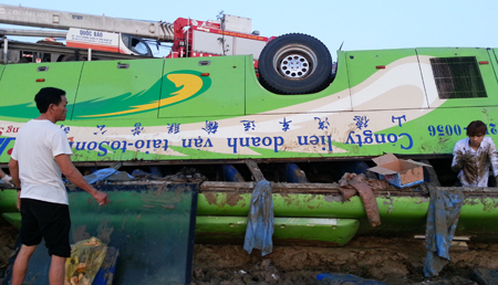 Nhiều nạn nh&acirc;n trong vụ lật xe chỉ bị thương nhẹ.