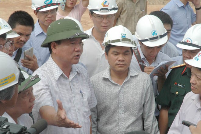 Bộ trưởng Đinh La Thăng kiểm tra, thị s&aacute;t thi c&ocirc;ng dự &aacute;n n&acirc;ng cấp, mở rộng QL1A đoạn H&agrave; Tĩnh - Huế