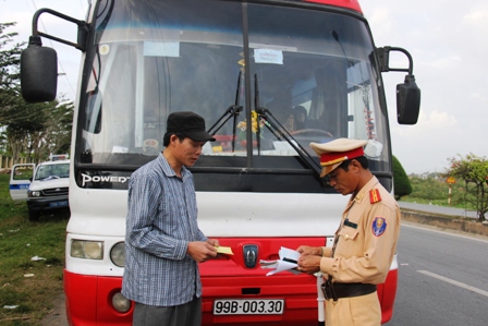 Lực lượng chức năng Quảng Ng&atilde;i kiểm tra, xử l&yacute; xe kh&aacute;ch vi phạm tr&ecirc;n tuyến tr&aacute;nh QL1 qua TP Quảng Ng&atilde;i