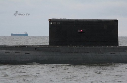 Trong ảnh, c&aacute;c cột anten, k&iacute;nh tiềm vọng tr&ecirc;n đỉnh thượng tầng đ&atilde; &ldquo;rụt&rdquo; lại v&agrave;o b&ecirc;n trong t&agrave;u ngầm.