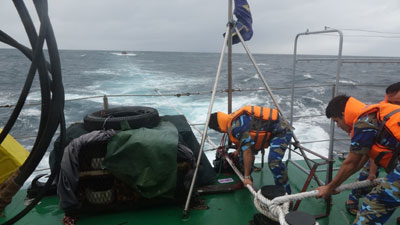 Lực lượng Cảnh s&aacute;t biển triển khai cứu hộ t&agrave;u c&aacute; bị nạn.