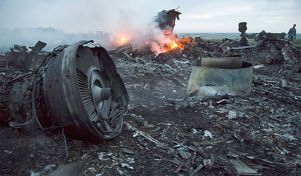 Những t&agrave;n t&iacute;ch của chiếc m&aacute;y bay MH17 bị bắn hạ ở miền Đ&ocirc;ng Ukraine