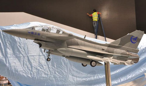 Thực tế, hiện tại trong d&ograve;ng ti&ecirc;m k&iacute;ch J-10, Trung Quốc đ&atilde; c&oacute; biến thể 2 chỗ ngồi. Tuy nhi&ecirc;n, mẫu n&agrave;y d&ugrave;ng cho nhiệm vụ huấn luyện chiến đấu, khả năng chiến đấu kh&aacute; hạn chế khi chỉ đ&aacute;p ứng nhiệm vụ tấn c&ocirc;ng mặt đất. V&igrave; thế, m&ocirc; h&igrave;nh ti&ecirc;m k&iacute;ch đa năng chiến đấu J-10 2 chỗ ngồi đ&atilde; &iacute;t nhiều thu h&uacute;t sự ch&uacute; &yacute; tại Triển l&atilde;m H&agrave;ng kh&ocirc;ng Bắc Kinh diễn ra từ 25-28/9.