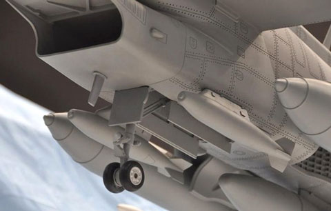 2 gi&aacute; treo nhỏ ở gần miệng cửa h&uacute;t kh&ocirc;ng kh&iacute; mang được 2 quả bom loại nhỏ.