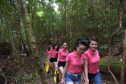 Trong buổi s&aacute;ng, Ban tổ chức đ&atilde; sắp xếp đưa 38 ứng vi&ecirc;n hoa hậu đi tham quan, d&atilde; ngoại v&agrave; ghi h&igrave;nh tuy&ecirc;n truyền bảo vệ thi&ecirc;n nhi&ecirc;n, m&ocirc;i trường tại khu du lịch Suối Tranh, c&aacute;ch thị trấn Dương Đ&ocirc;ng khoảng 9 km về ph&iacute;a Nam.