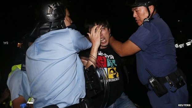 Khoảng 40 người biểu t&igrave;nh bị bắt giữ