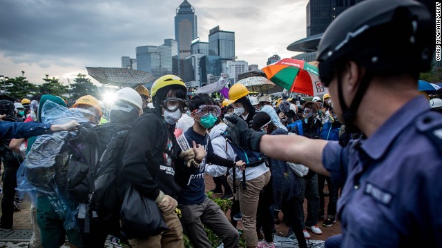 S&aacute;ng ng&agrave;y 1.12, đụng độ giữa cảnh s&aacute;t với người biểu t&igrave;nh vẫn tiếp diễn