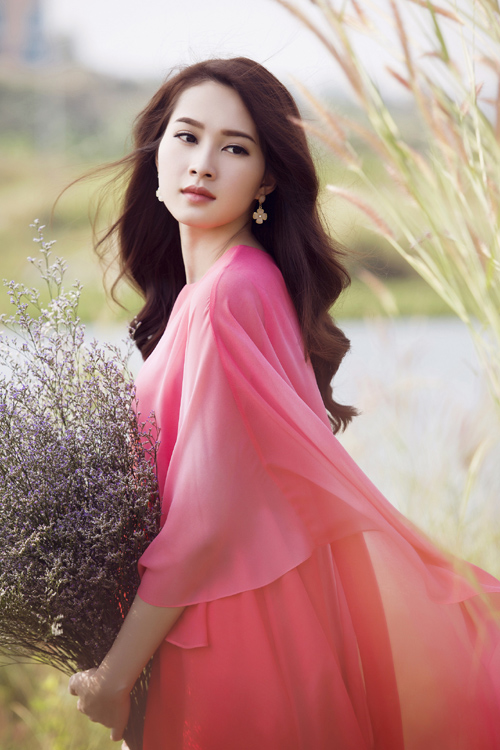  Thu Thảo rất hiếm khi nhận lời l&agrave;m người mẫu ảnh nhưng mới đ&acirc;y c&ocirc; đ&atilde; xuất hiện trong bộ ảnh mới với những thiết kế mới nhất từ NTK L&ecirc; Thanh Ho&agrave;, người đ&atilde; đồng h&agrave;nh x&acirc;y dựng phong c&aacute;ch của c&ocirc; trong thời gian vừa qua.