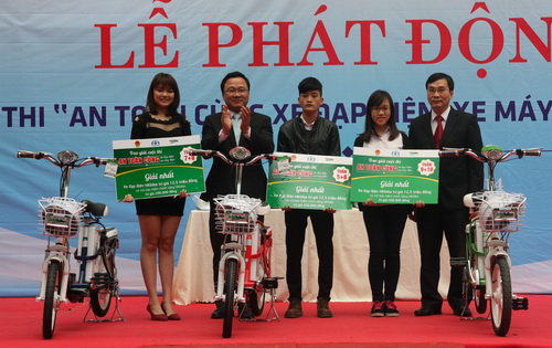 C&aacute;c th&iacute; sinh đạt giải thi Qu&yacute; được nhận giải thưởng của Ban tổ chức