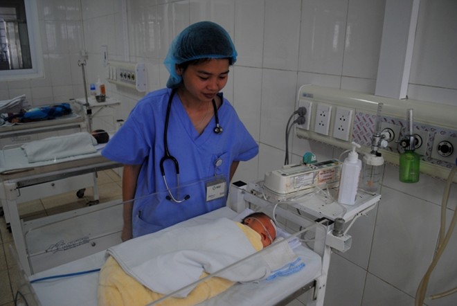 B&eacute; H&ograve;a hiện đang được bố tr&iacute; nằm trong lồng k&iacute;nh, ở ph&ograve;ng c&aacute;ch ly đặc biệt. (Ảnh:Zing news)