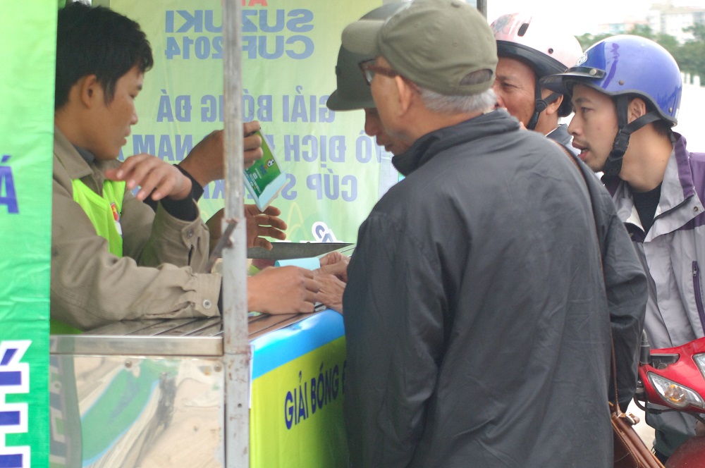 Người h&acirc;m mộ mua v&eacute; v&ograve;ng bảng AFF Cup 2014