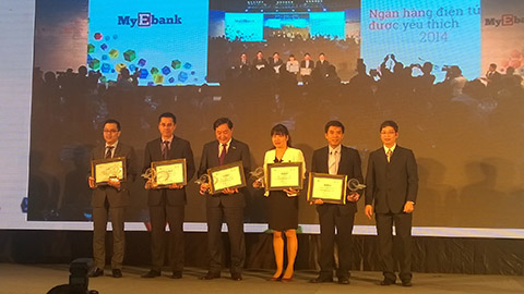 &Ocirc;ng Trương Hồng Qu&acirc;n &ndash; PGĐ Ban Ph&aacute;t triển Ng&acirc;n h&agrave;ng b&aacute;n lẻ nhận giải thưởng Ng&acirc;n h&agrave;ng quan t&acirc;m từ chương tr&igrave;nh