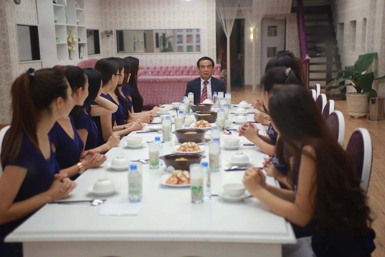  Chia tay c&ocirc; g&aacute;i Vũ Thị Ngọc đến từ Hải Dương, 14 ứng vi&ecirc;n của Hoa kh&ocirc;i &Aacute;o d&agrave;i Việt Nam &ndash; Đường tới vương miện Hoa hậu Thế giới lại tiếp tục h&agrave;nh tr&igrave;nh kh&aacute;m ph&aacute; v&agrave; chinh phục những thử th&aacute;ch mới đầy th&uacute; vị trong tu&acirc;̀n l&ecirc;̃ thứ sáu mang chủ đ&ecirc;̀ Nghi thức ngoại giao.